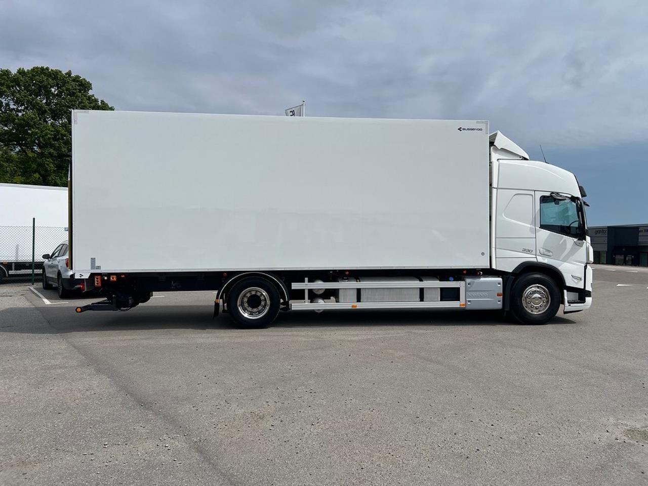 Volvo FM 330 4x2 Kyl/Frysbil 2 Zons Öppningsbarsida Bussbygg 2023 - Skåp isolerat