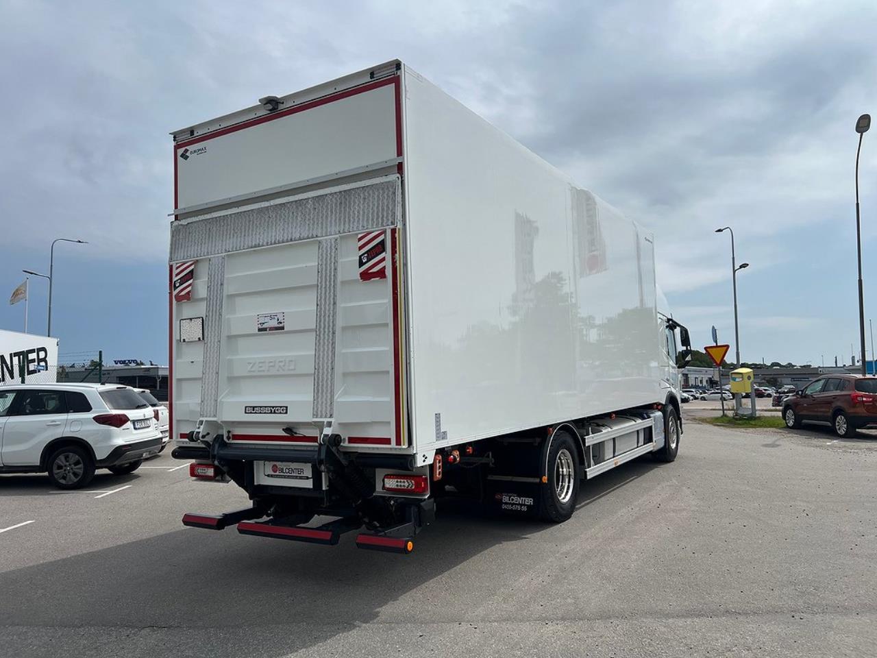 Volvo FM 330 4x2 Kyl/Frysbil 2 Zons Öppningsbarsida Bussbygg 2023 - Skåp isolerat