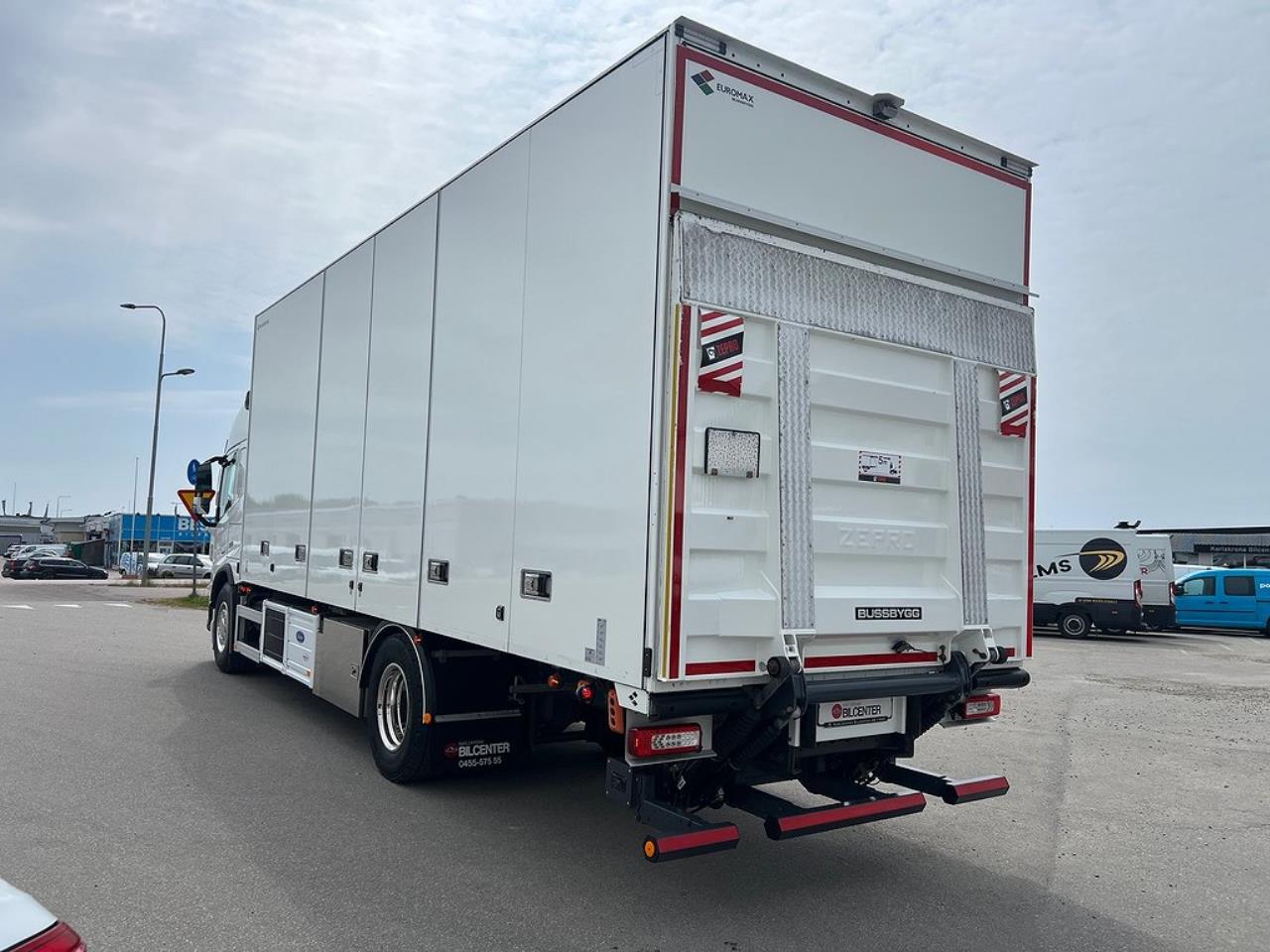 Volvo FM 330 4x2 Kyl/Frysbil 2 Zons Öppningsbarsida Bussbygg 2023 - Skåp isolerat