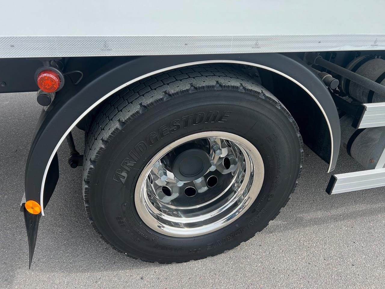 Volvo FM 330 4x2 Kyl/Frysbil 2 Zons Öppningsbarsida Bussbygg 2023 - Skåp isolerat