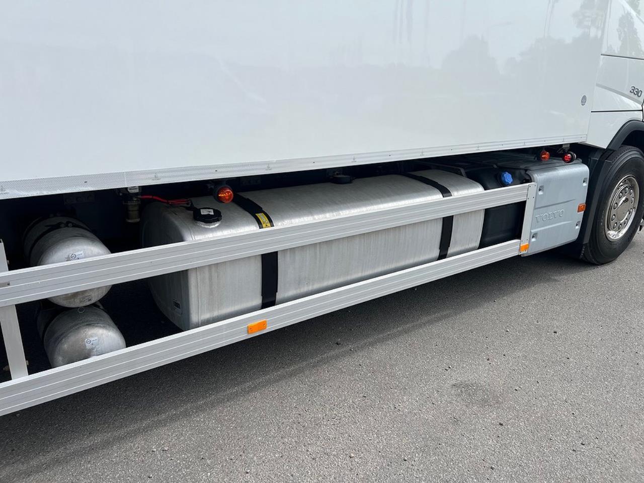 Volvo FM 330 4x2 Kyl/Frysbil 2 Zons Öppningsbarsida Bussbygg 2023 - Skåp isolerat