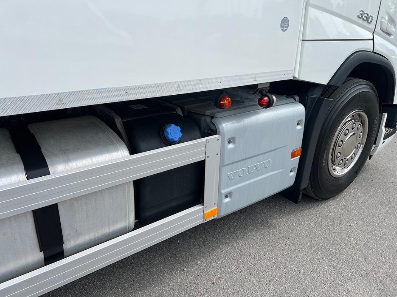 Volvo FM 330 4x2 Kyl/Frysbil 2 Zons Öppningsbarsida Bussbygg 2023 - Skåp isolerat