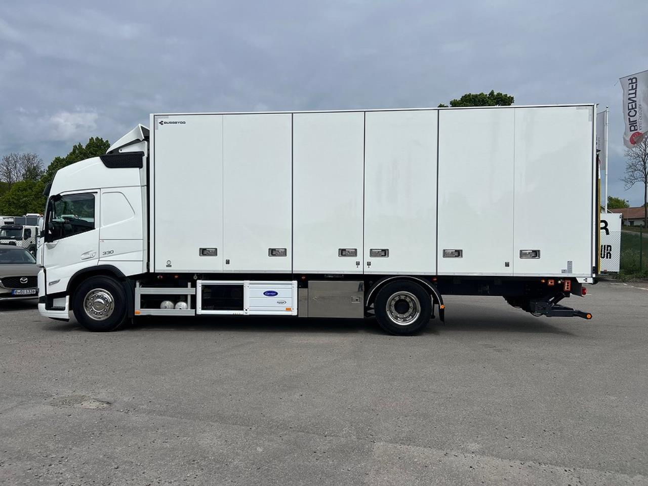 Volvo FM 330 4x2 Kyl/Frysbil 2 Zons Öppningsbarsida Bussbygg 2023 - Skåp isolerat