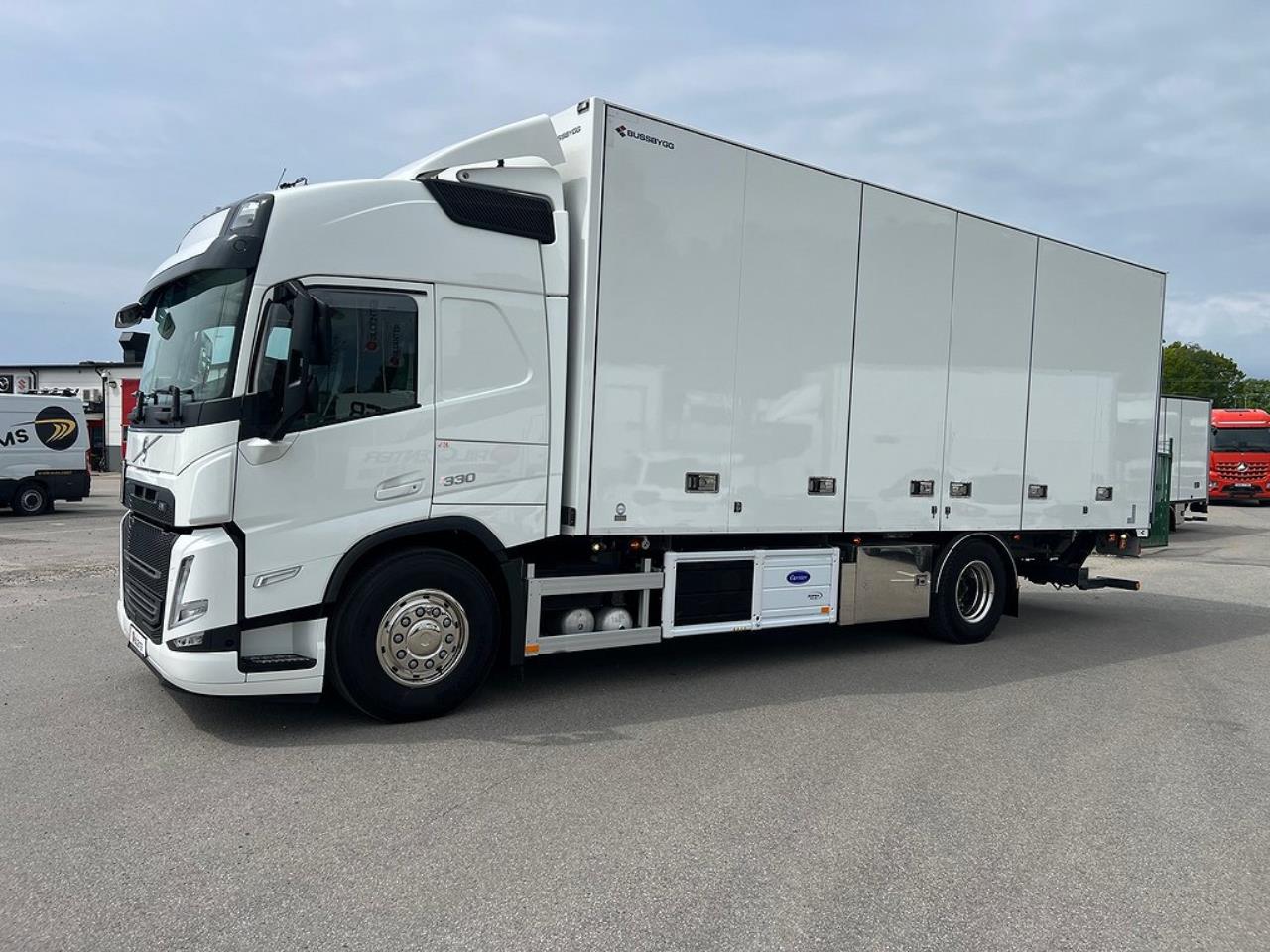 Volvo FM 330 4x2 Kyl/Frysbil 2 Zons Öppningsbarsida Bussbygg 2023 - Skåp isolerat