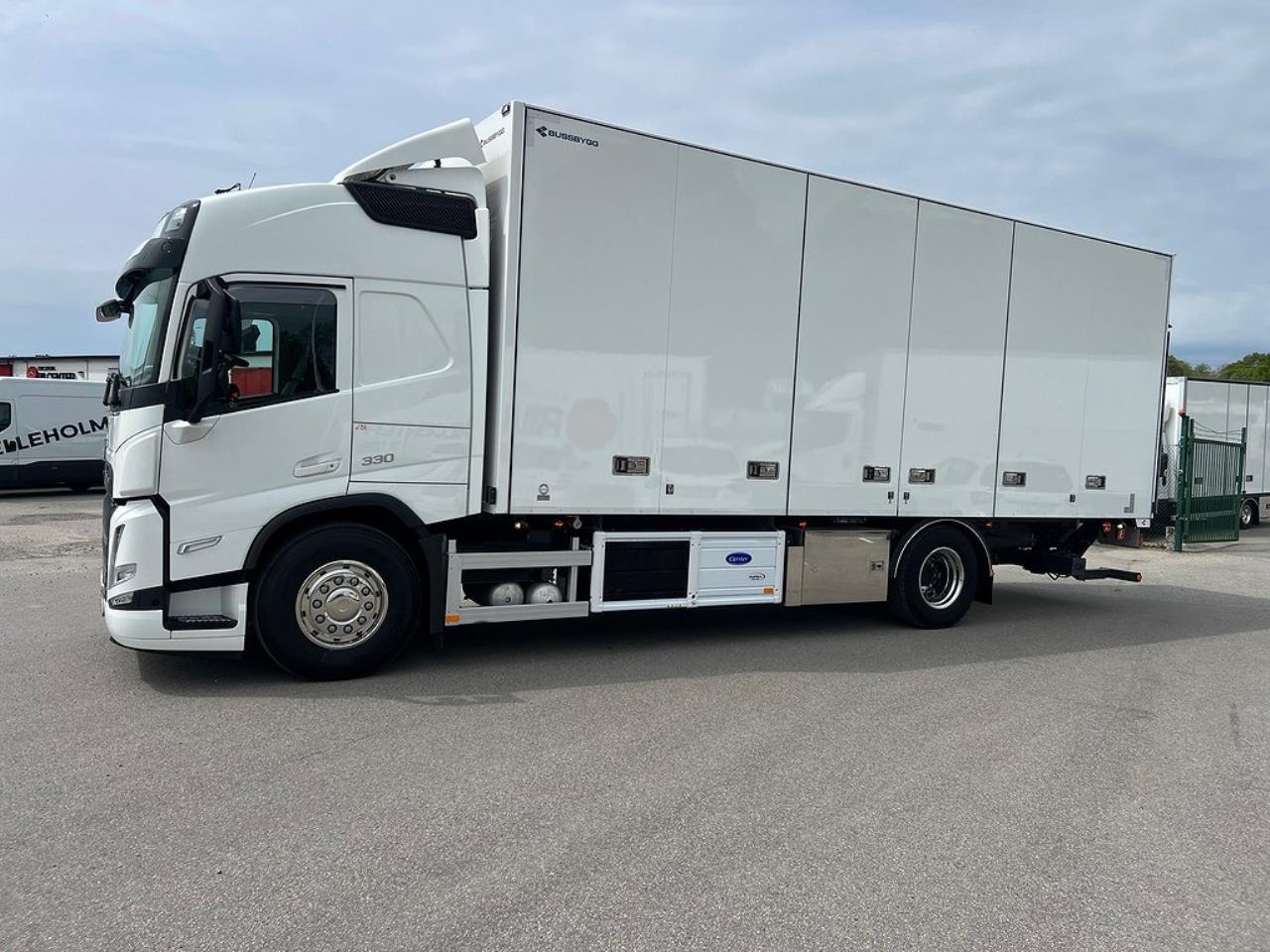 Volvo FM 330 4x2 Kyl/Frysbil 2 Zons Öppningsbarsida Bussbygg 2023 - Skåp isolerat