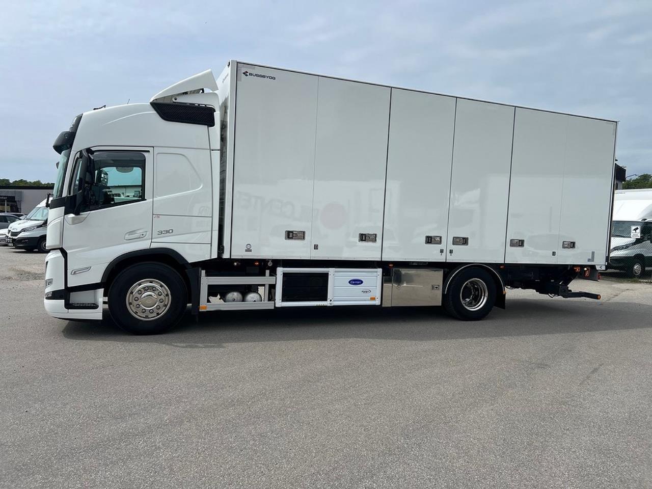 Volvo FM 330 4x2 Kyl/Frysbil 2 Zons Öppningsbarsida Bussbygg 2023 - Skåp isolerat