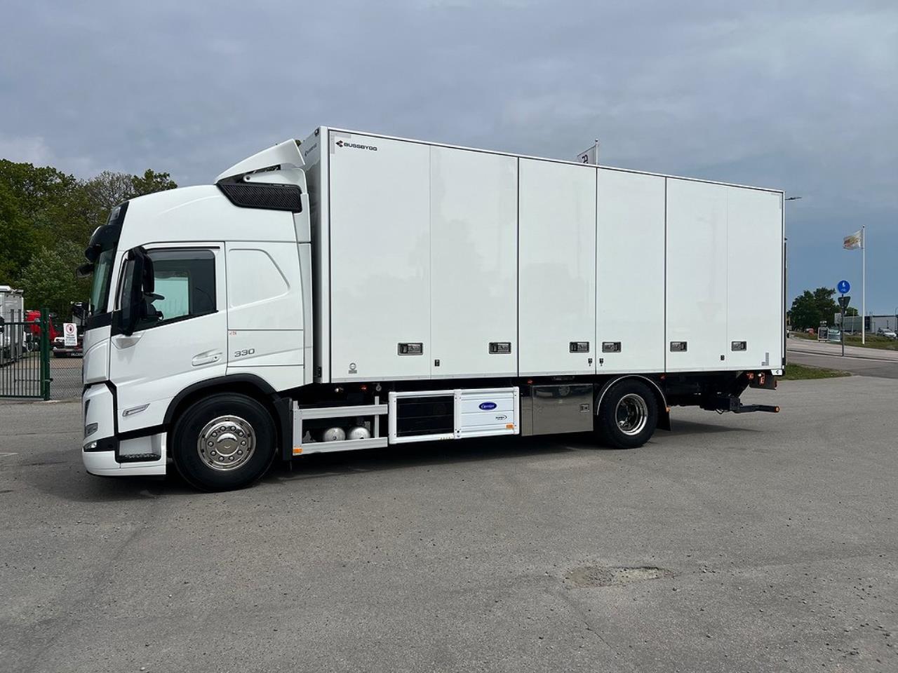 Volvo FM 330 4x2 Kyl/Frysbil 2 Zons Öppningsbarsida Bussbygg 2023 - Skåp isolerat