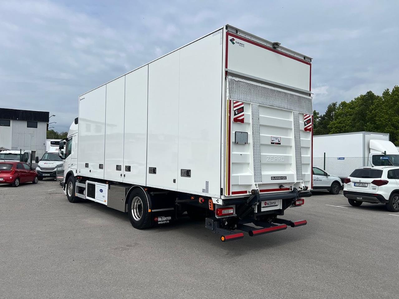 Volvo FM 330 4x2 Kyl/Frysbil 2 Zons Öppningsbarsida Bussbygg 2023 - Skåp isolerat