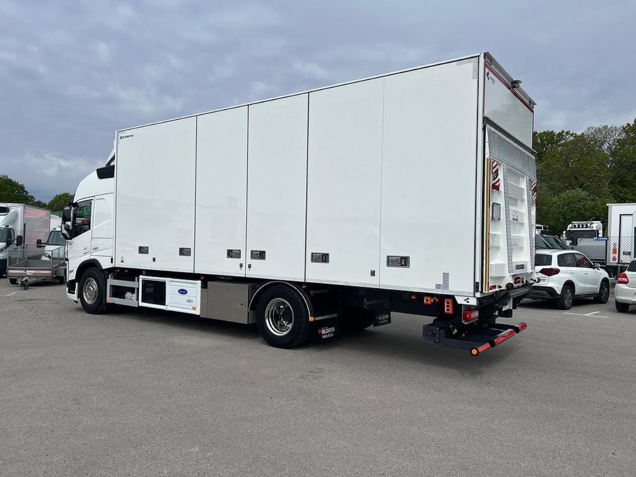 Volvo FM 330 4x2 Kyl/Frysbil 2 Zons Öppningsbarsida Bussbygg 2023 - Skåp isolerat