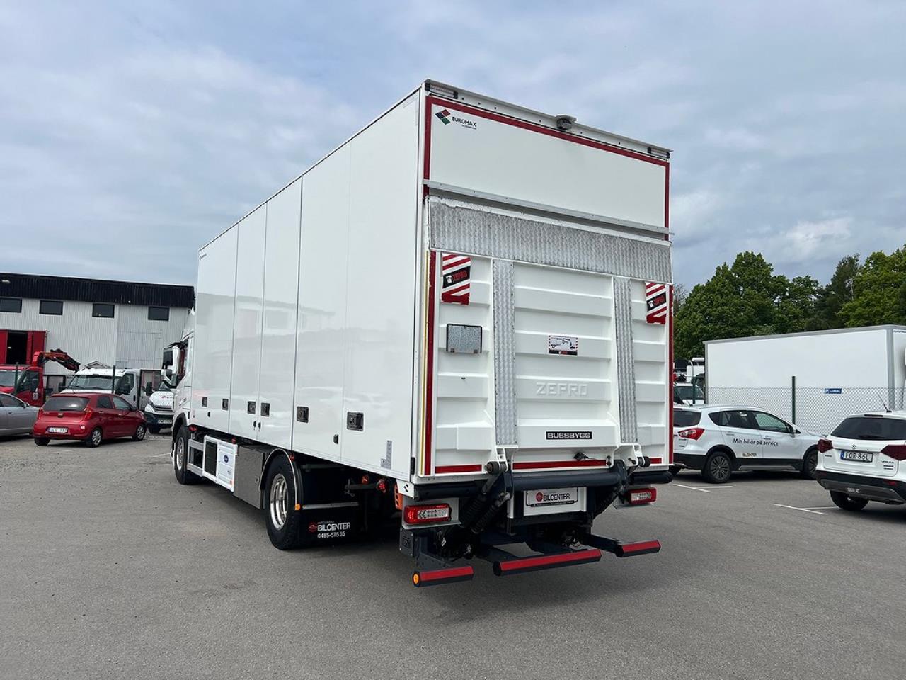 Volvo FM 330 4x2 Kyl/Frysbil 2 Zons Öppningsbarsida Bussbygg 2023 - Skåp isolerat