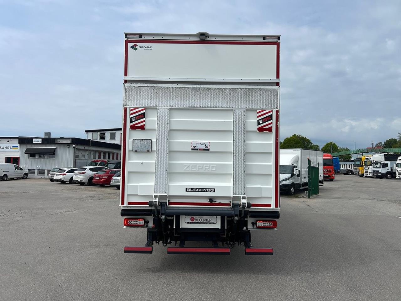Volvo FM 330 4x2 Kyl/Frysbil 2 Zons Öppningsbarsida Bussbygg 2023 - Skåp isolerat