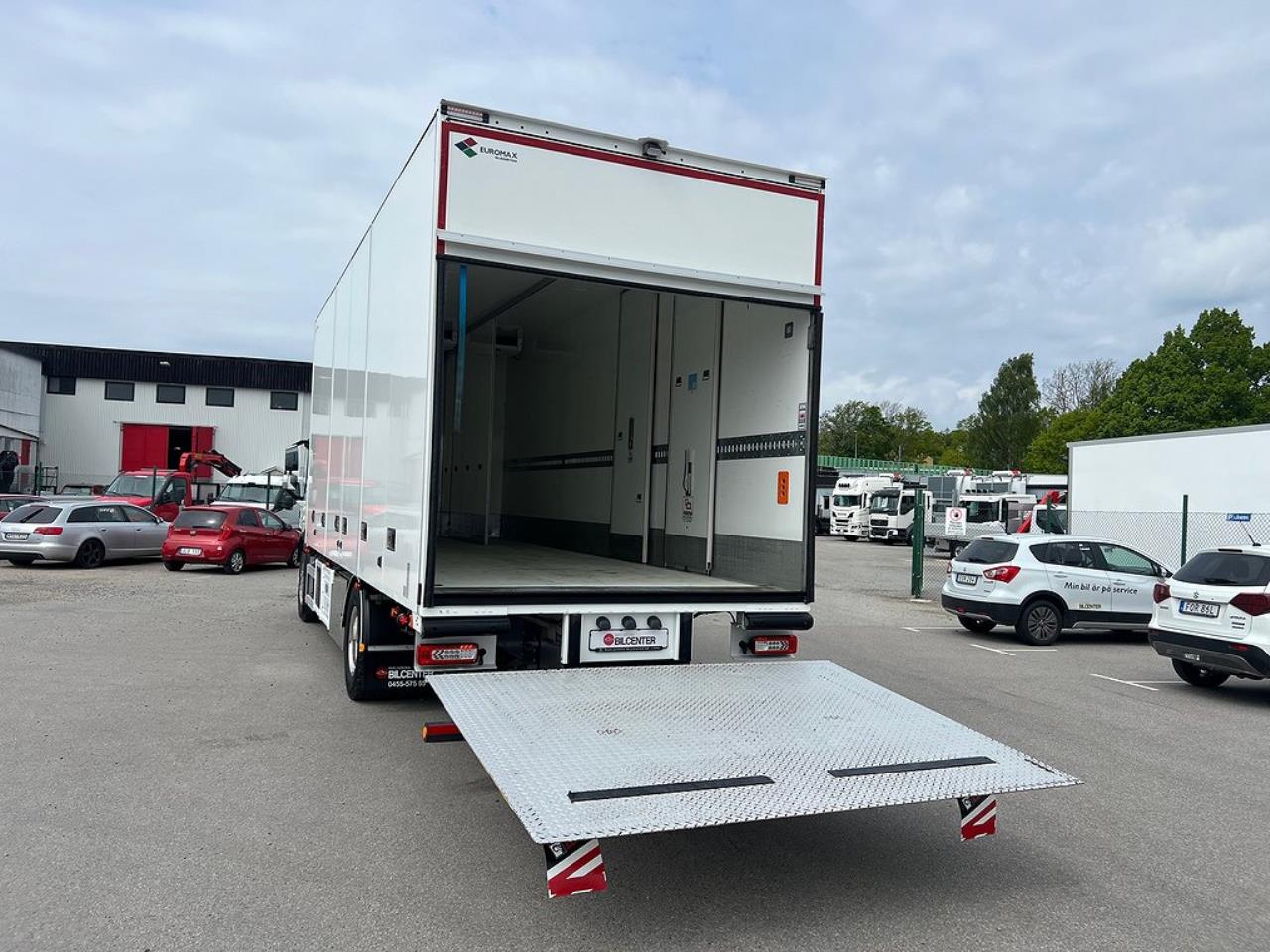 Volvo FM 330 4x2 Kyl/Frysbil 2 Zons Öppningsbarsida Bussbygg 2023 - Skåp isolerat