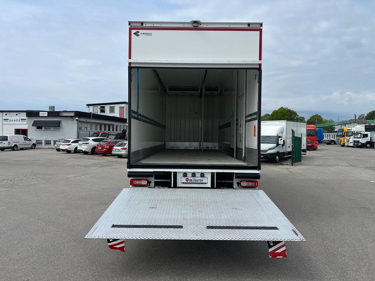 Volvo FM 330 4x2 Kyl/Frysbil 2 Zons Öppningsbarsida Bussbygg 2023 - Skåp isolerat