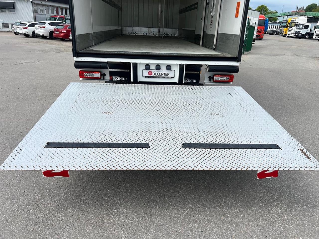 Volvo FM 330 4x2 Kyl/Frysbil 2 Zons Öppningsbarsida Bussbygg 2023 - Skåp isolerat