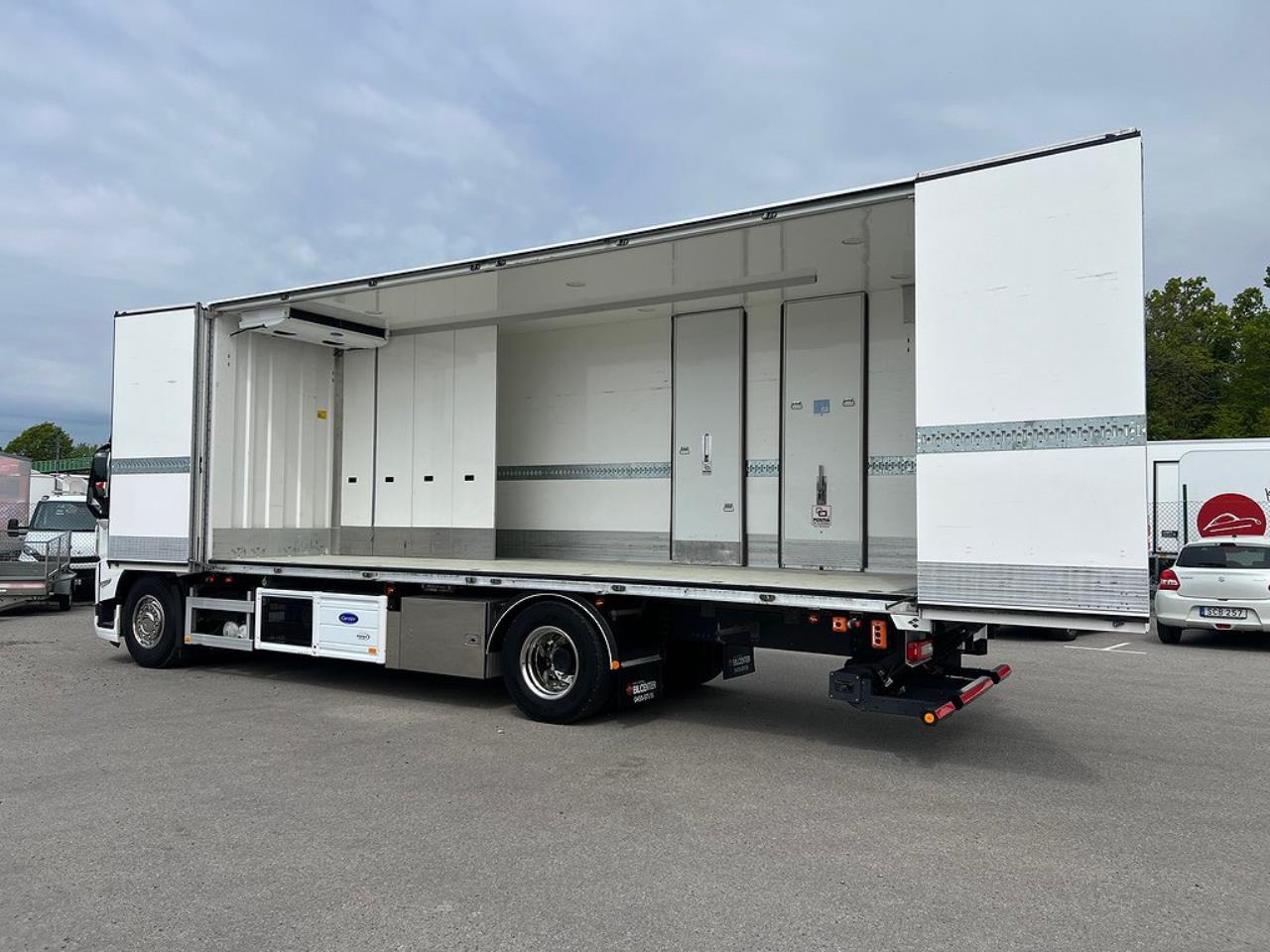 Volvo FM 330 4x2 Kyl/Frysbil 2 Zons Öppningsbarsida Bussbygg 2023 - Skåp isolerat
