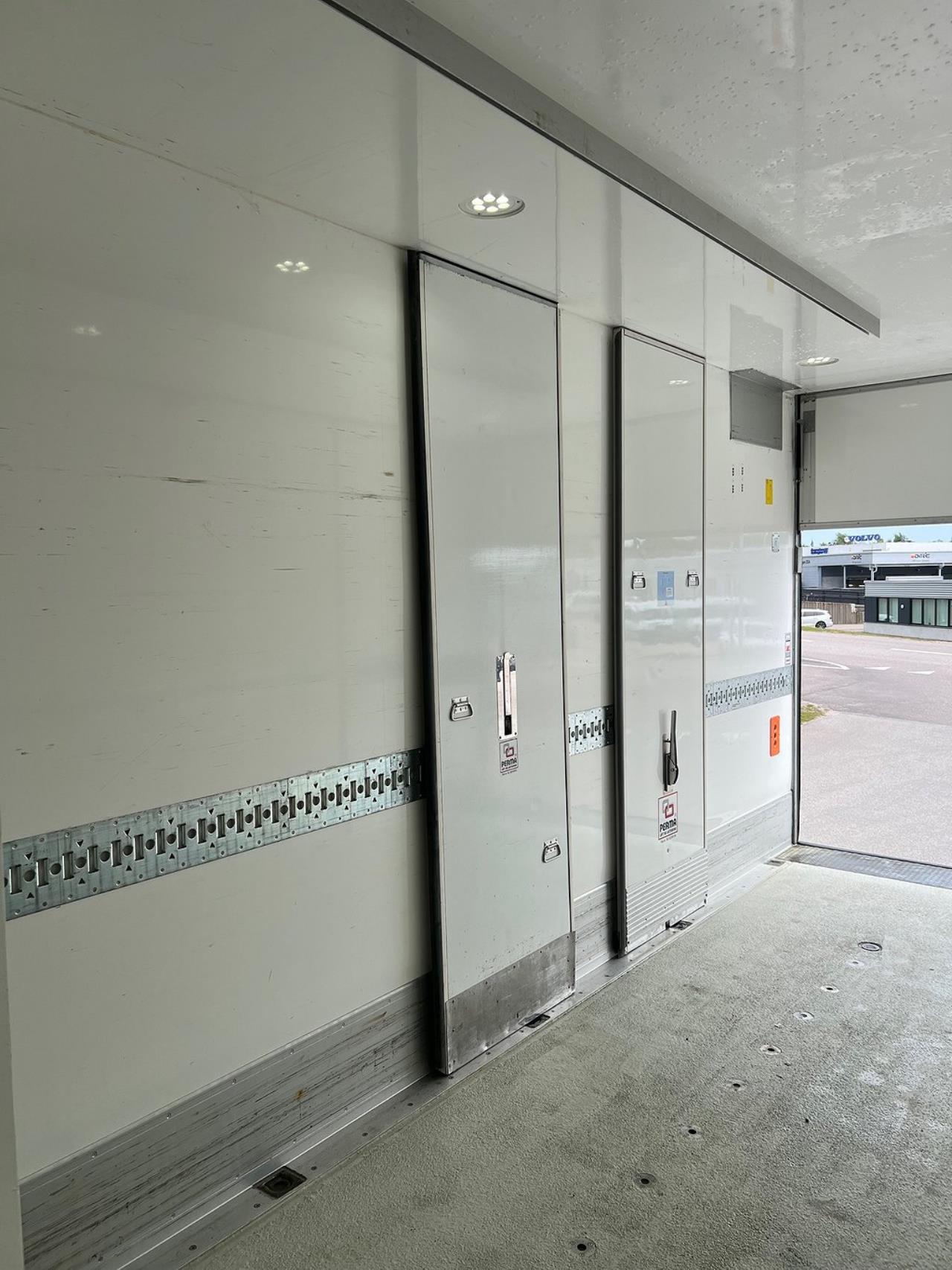Volvo FM 330 4x2 Kyl/Frysbil 2 Zons Öppningsbarsida Bussbygg 2023 - Skåp isolerat
