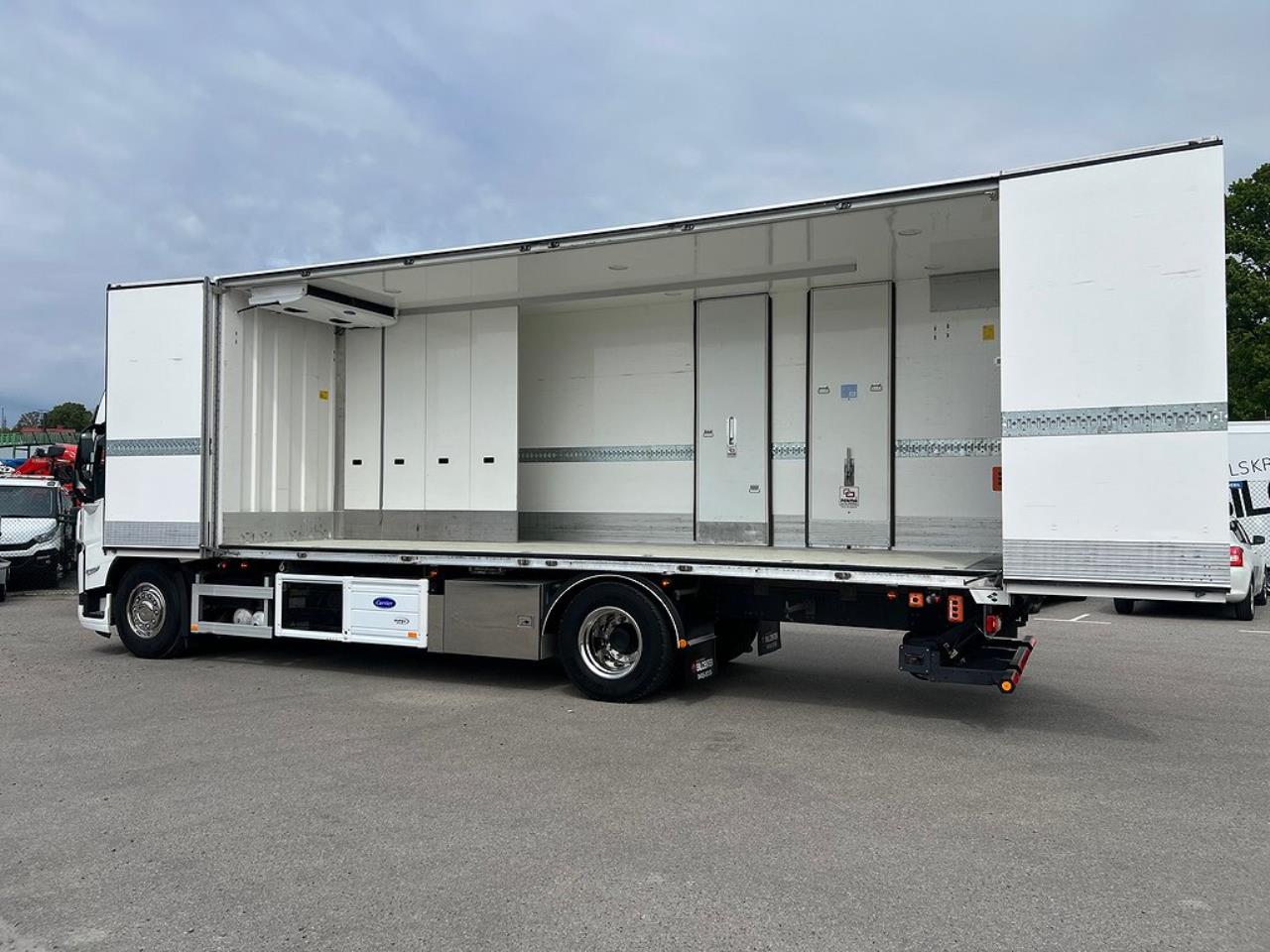 Volvo FM 330 4x2 Kyl/Frysbil 2 Zons Öppningsbarsida Bussbygg 2023 - Skåp isolerat