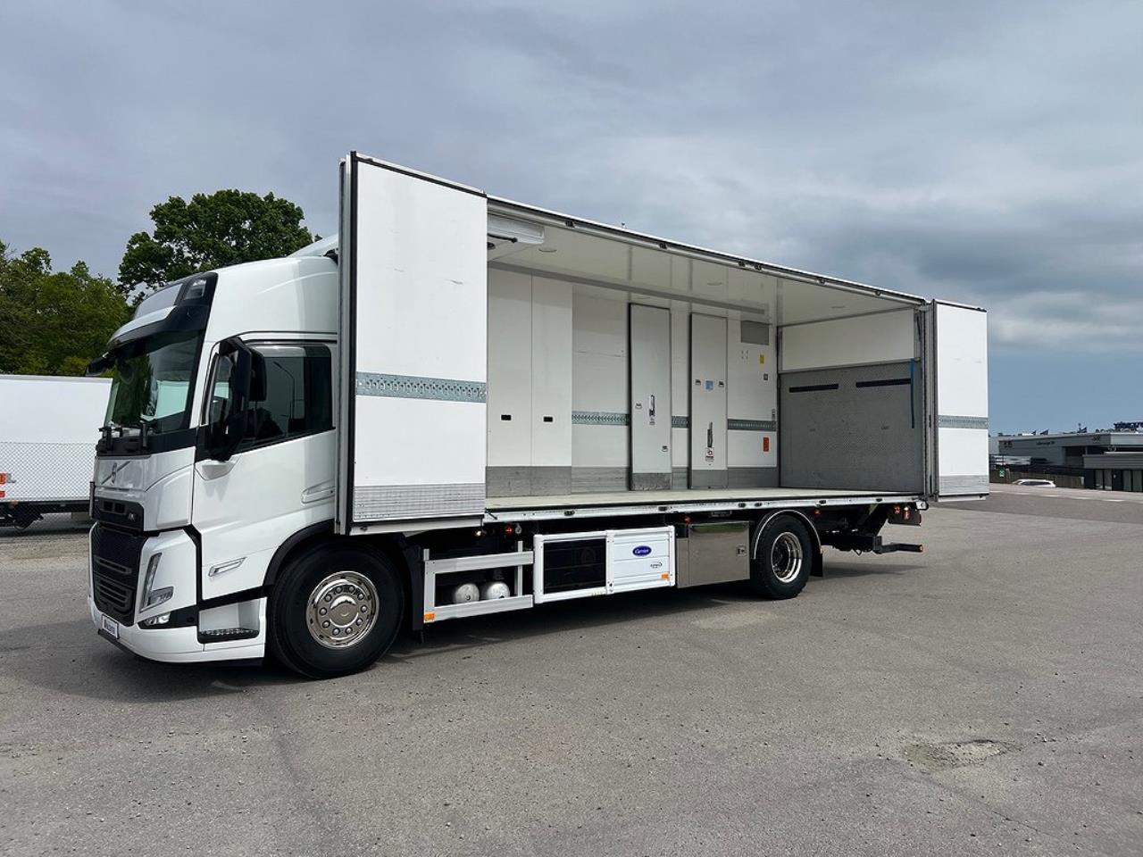 Volvo FM 330 4x2 Kyl/Frysbil 2 Zons Öppningsbarsida Bussbygg 2023 - Skåp isolerat
