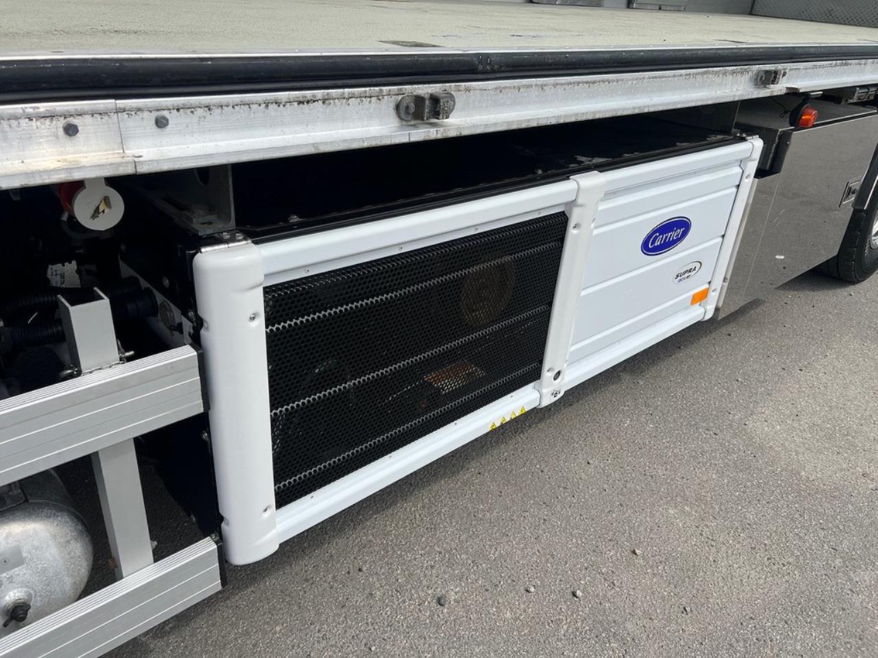 Volvo FM 330 4x2 Kyl/Frysbil 2 Zons Öppningsbarsida Bussbygg 2023 - Skåp isolerat