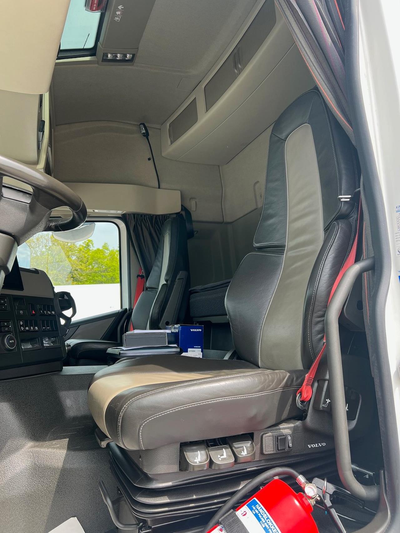 Volvo FM 330 4x2 Kyl/Frysbil 2 Zons Öppningsbarsida Bussbygg 2023 - Skåp isolerat