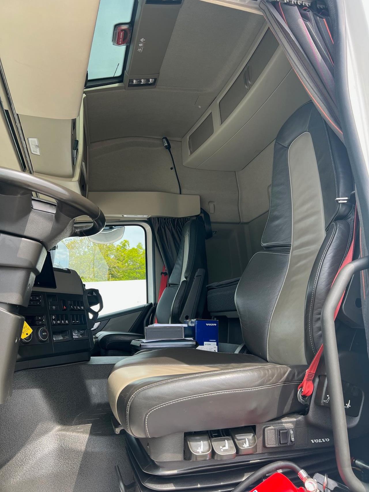 Volvo FM 330 4x2 Kyl/Frysbil 2 Zons Öppningsbarsida Bussbygg 2023 - Skåp isolerat
