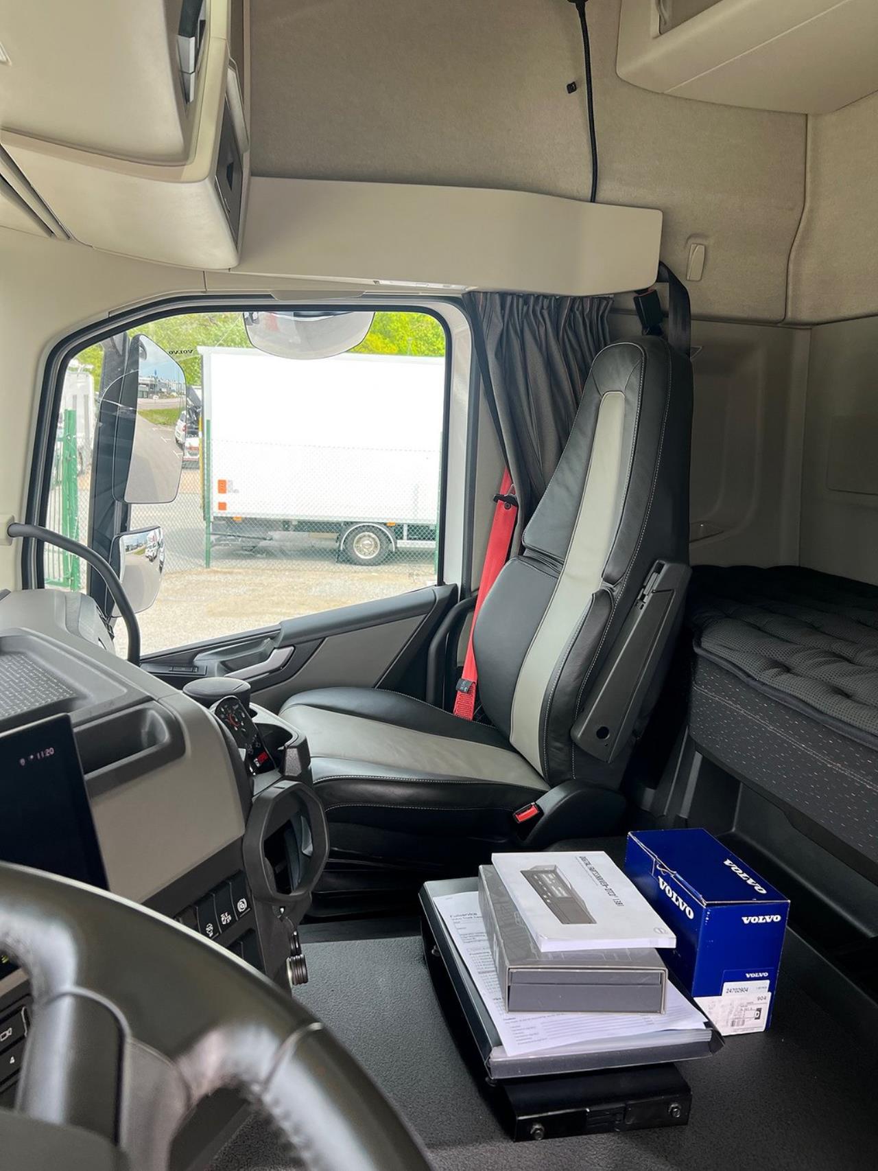 Volvo FM 330 4x2 Kyl/Frysbil 2 Zons Öppningsbarsida Bussbygg 2023 - Skåp isolerat
