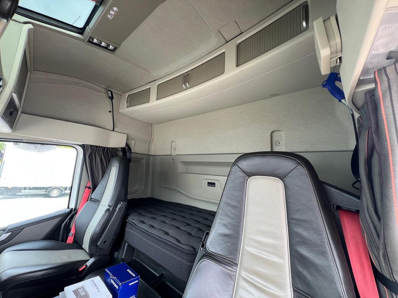 Volvo FM 330 4x2 Kyl/Frysbil 2 Zons Öppningsbarsida Bussbygg 2023 - Skåp isolerat