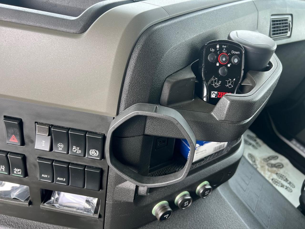 Volvo FM 330 4x2 Kyl/Frysbil 2 Zons Öppningsbarsida Bussbygg 2023 - Skåp isolerat