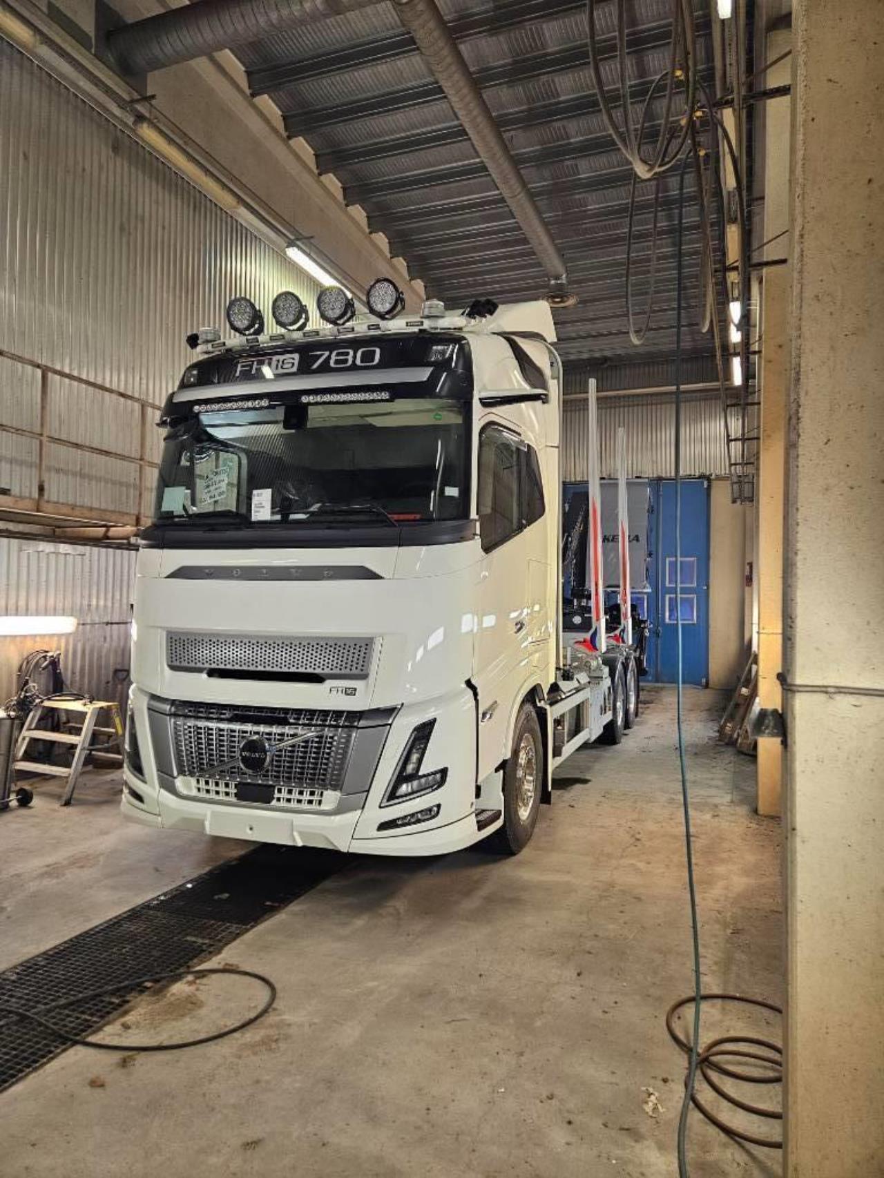Volvo FH16 780 6x4 Aero timmer ekipage 2024 - Timmer