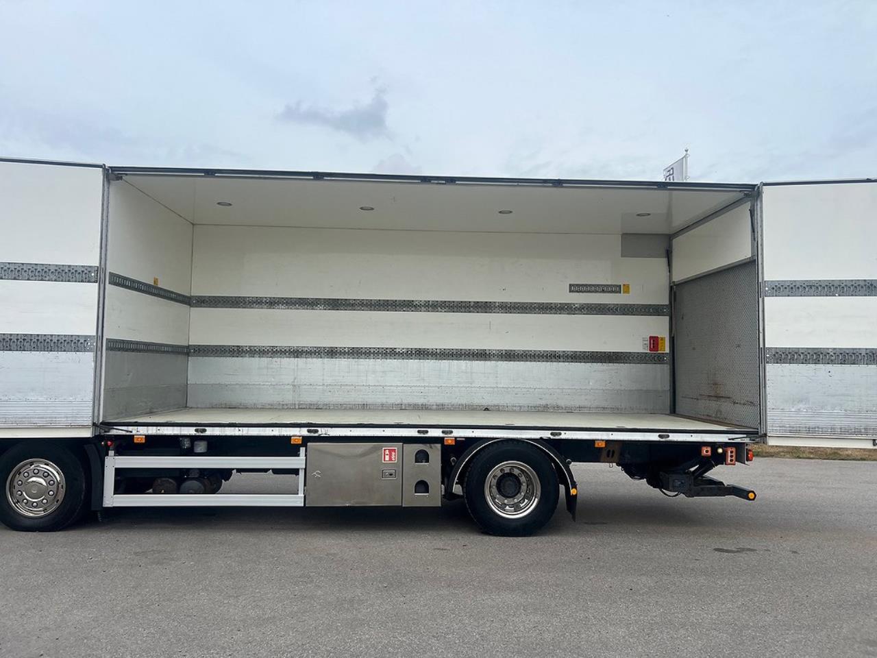 Volvo FM 330 4x2 Skåpbil, Bussbygg Öppningsbarsida, Euro 6 2018 - Skåp