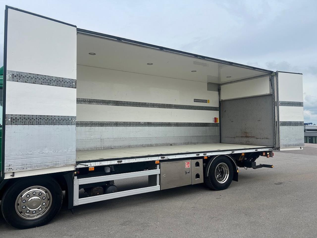 Volvo FM 330 4x2 Skåpbil, Bussbygg Öppningsbarsida, Euro 6 2018 - Skåp