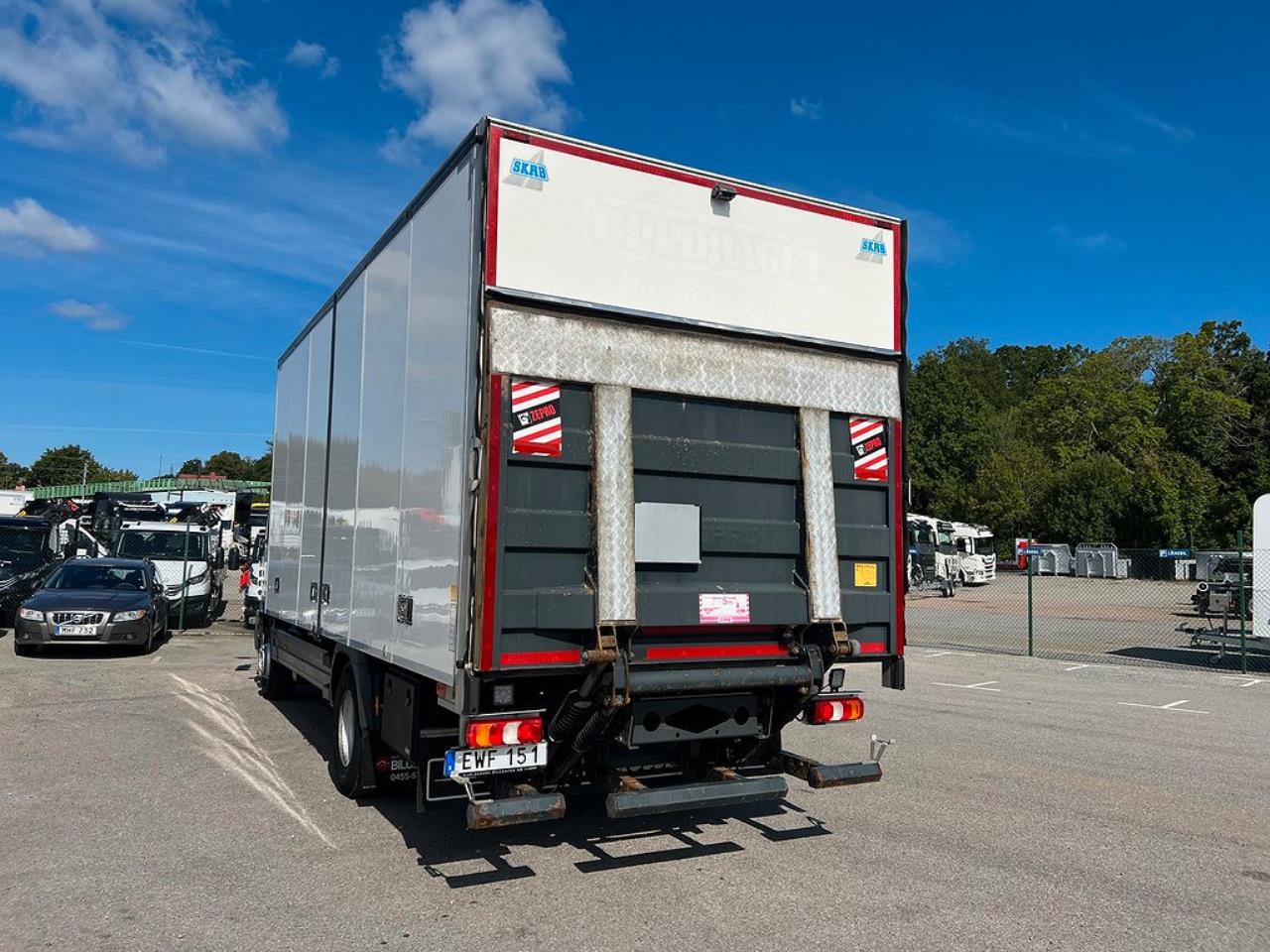 Mercedes-Benz Atego 1524L 4x2 Sovhytt Skåpbil Öppningsbarsida 2015 - Skåp