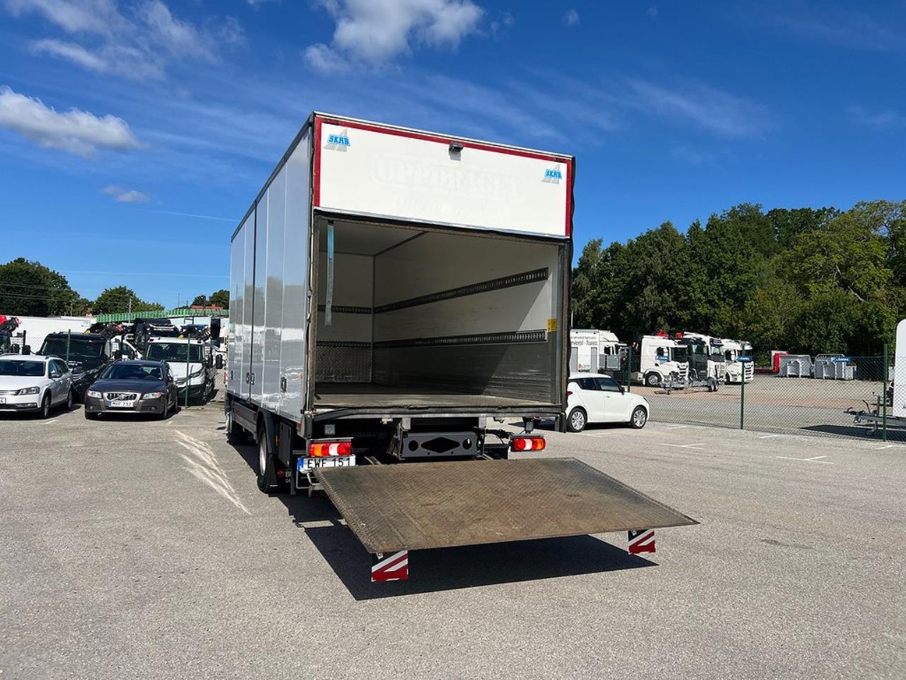 Mercedes-Benz Atego 1524L 4x2 Sovhytt Skåpbil Öppningsbarsida 2015 - Skåp