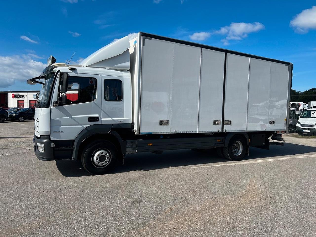Mercedes-Benz Atego 1524L 4x2 Sovhytt Skåpbil Öppningsbarsida 2015 - Skåp