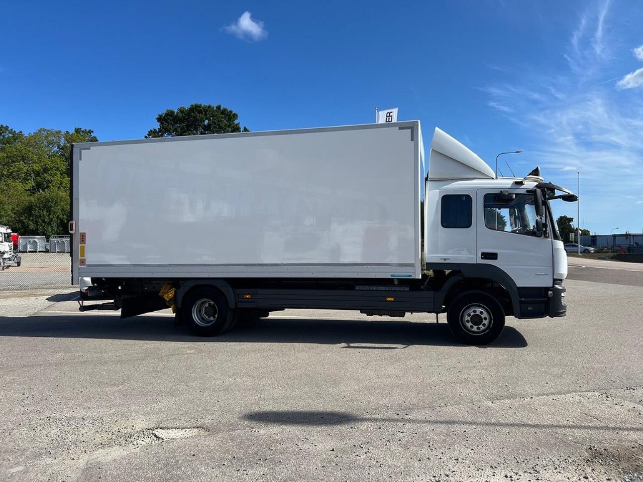 Mercedes-Benz Atego 1524L 4x2 Sovhytt Skåpbil Öppningsbarsida 2015 - Skåp