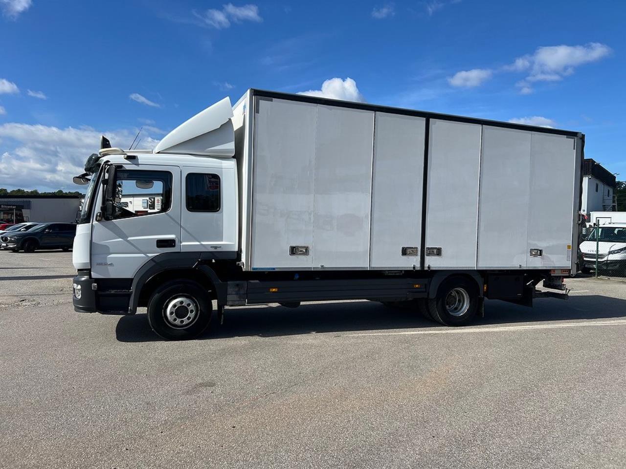 Mercedes-Benz Atego 1524L 4x2 Sovhytt Skåpbil Öppningsbarsida 2015 - Skåp