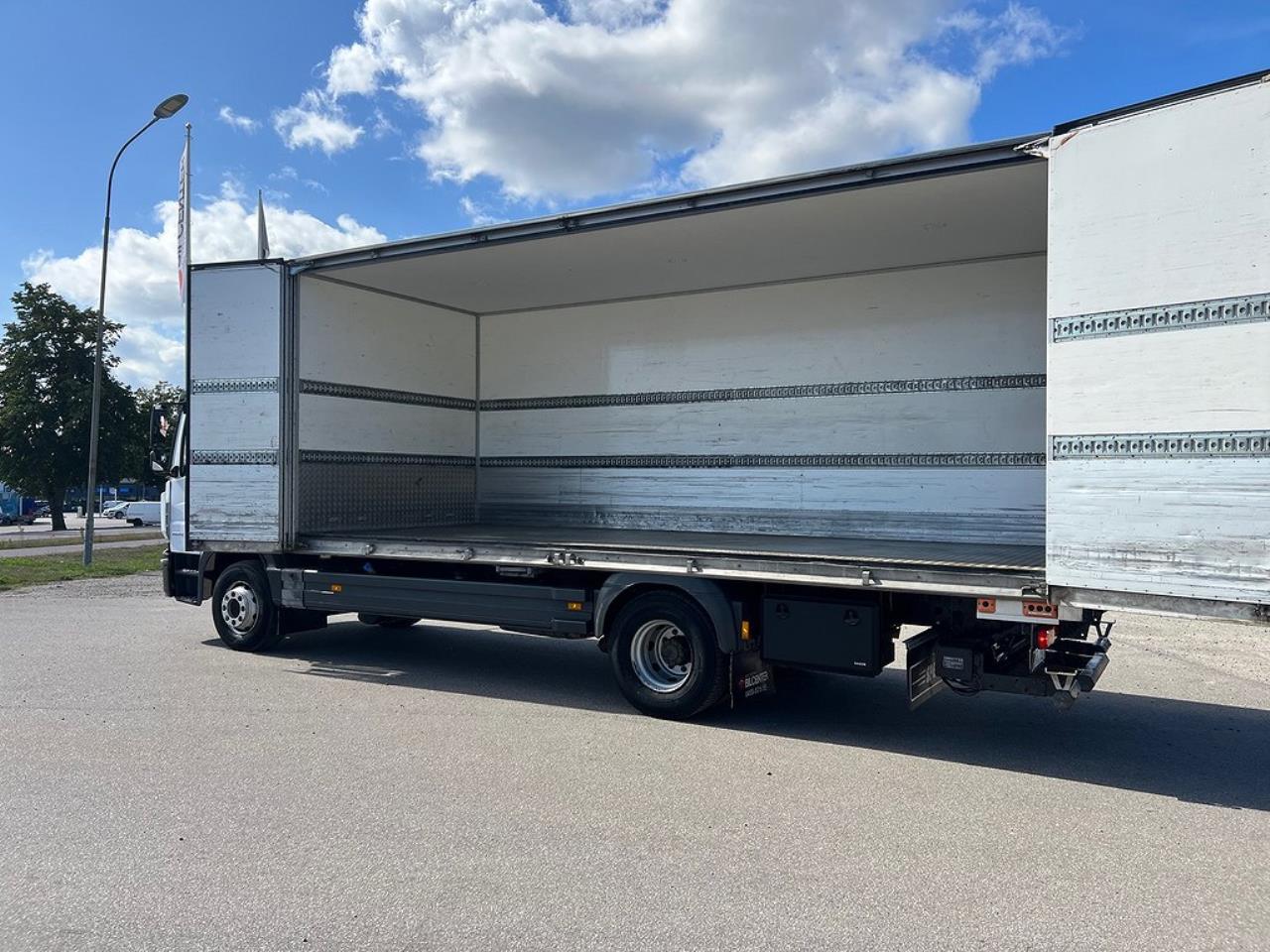 Mercedes-Benz Atego 1524L 4x2 Sovhytt Skåpbil Öppningsbarsida 2015 - Skåp