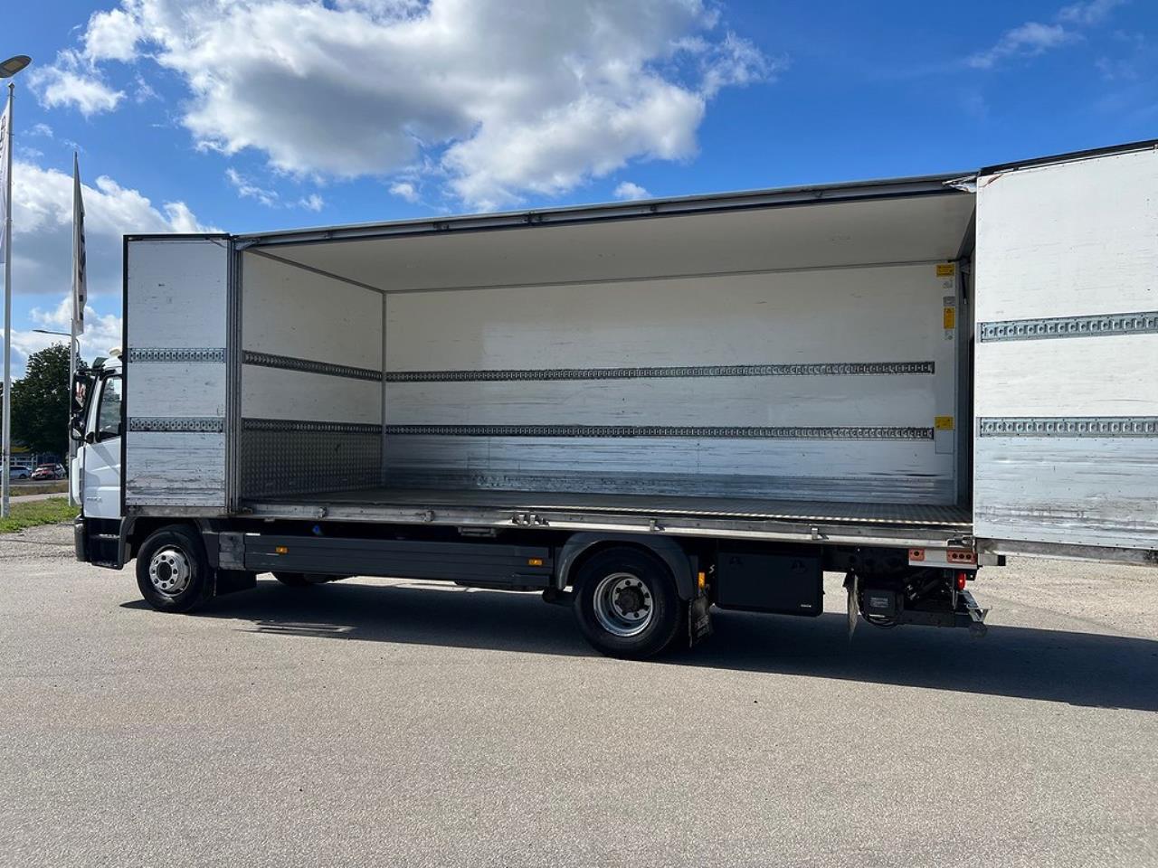Mercedes-Benz Atego 1524L 4x2 Sovhytt Skåpbil Öppningsbarsida 2015 - Skåp