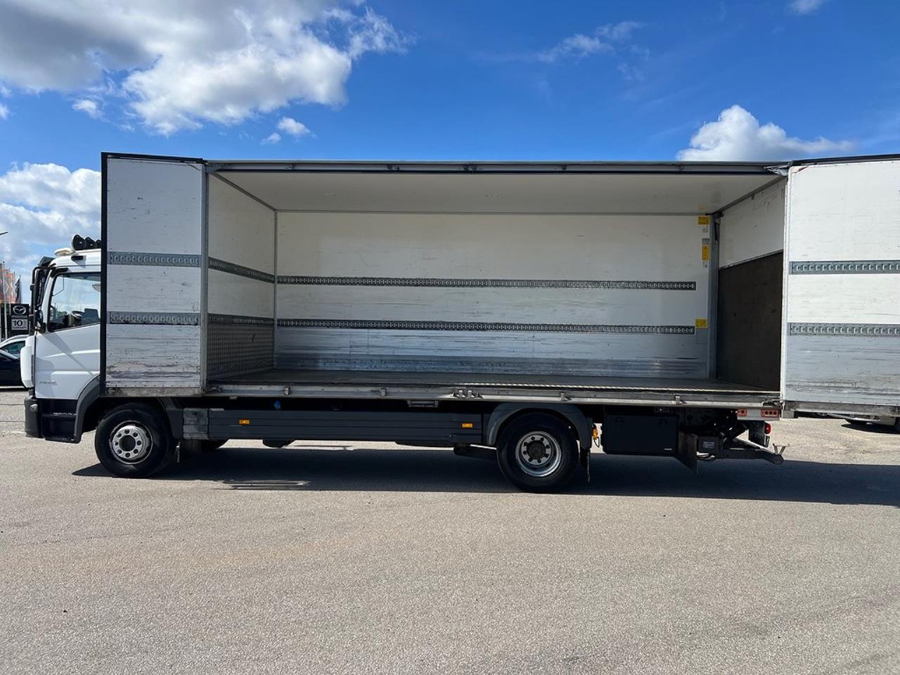 Mercedes-Benz Atego 1524L 4x2 Sovhytt Skåpbil Öppningsbarsida 2015 - Skåp
