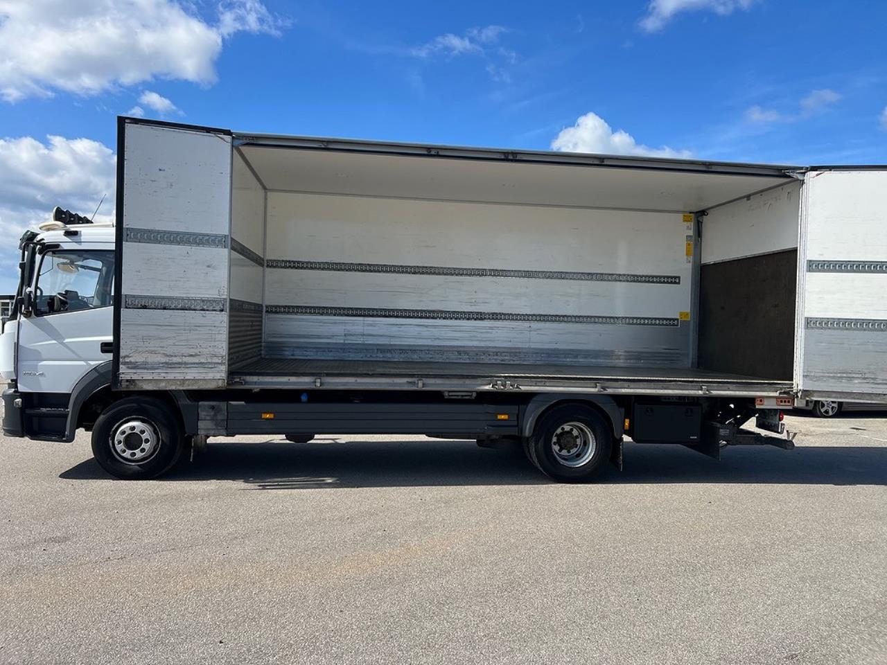 Mercedes-Benz Atego 1524L 4x2 Sovhytt Skåpbil Öppningsbarsida 2015 - Skåp