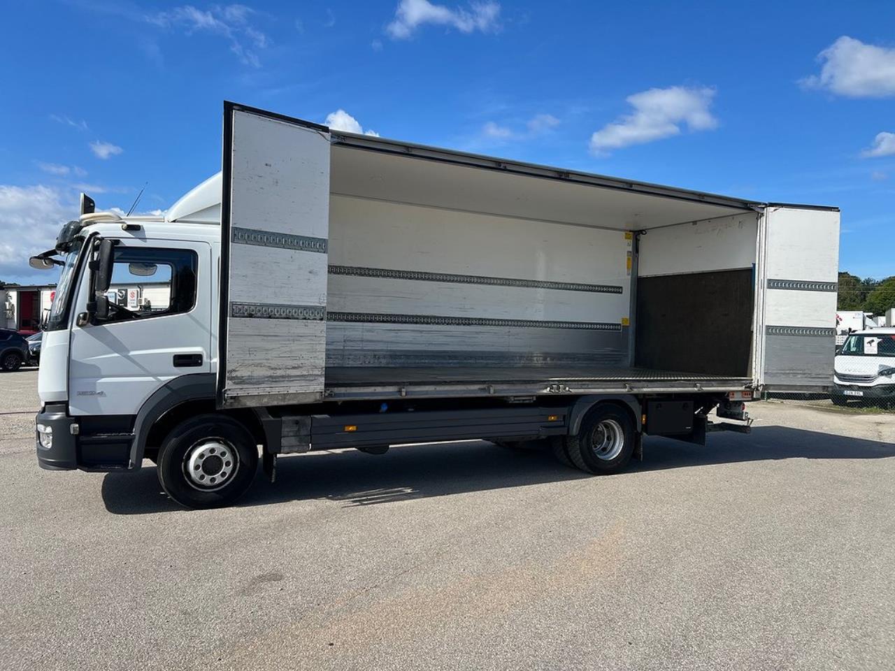 Mercedes-Benz Atego 1524L 4x2 Sovhytt Skåpbil Öppningsbarsida 2015 - Skåp
