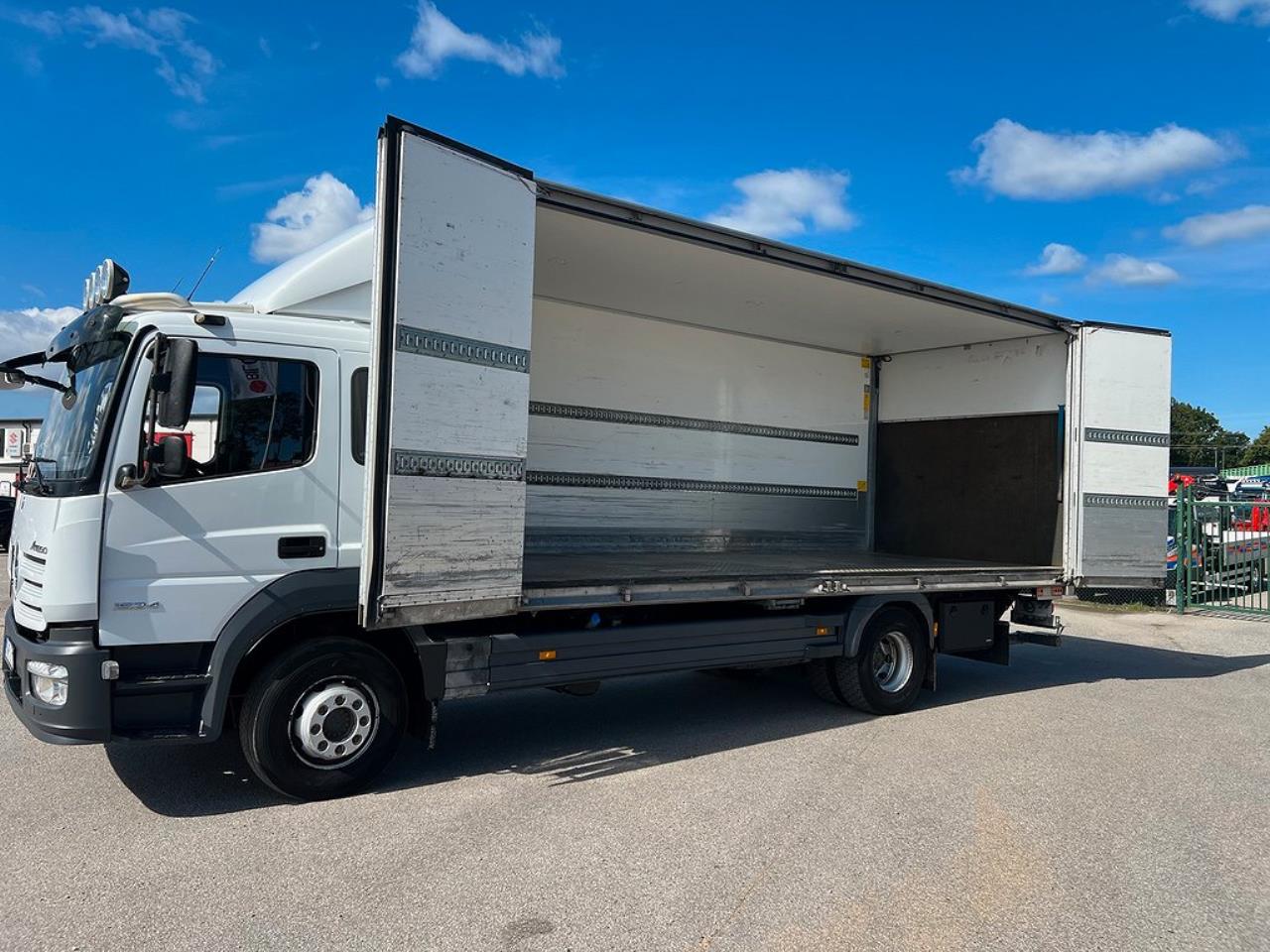Mercedes-Benz Atego 1524L 4x2 Sovhytt Skåpbil Öppningsbarsida 2015 - Skåp