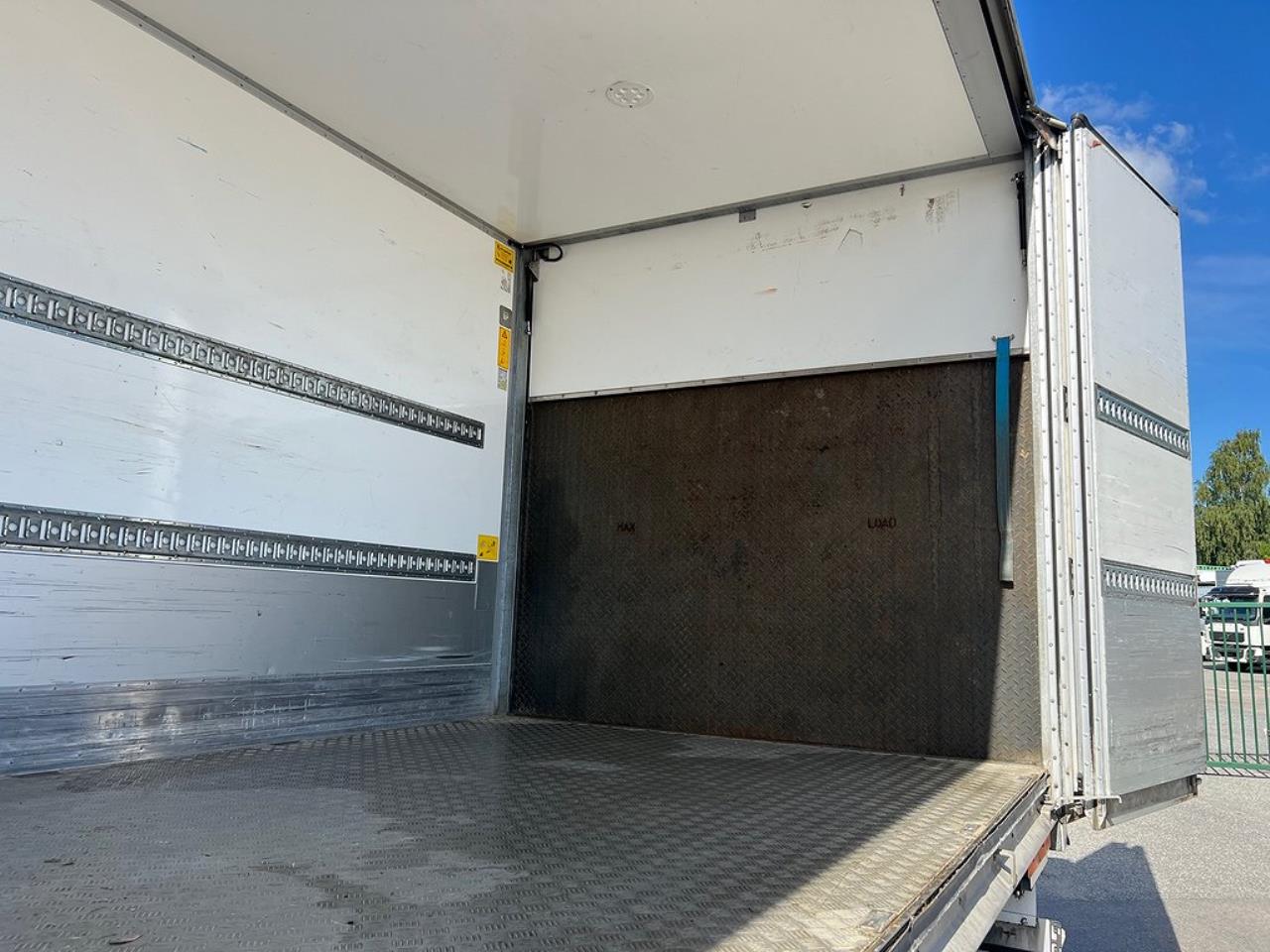 Mercedes-Benz Atego 1524L 4x2 Sovhytt Skåpbil Öppningsbarsida 2015 - Skåp