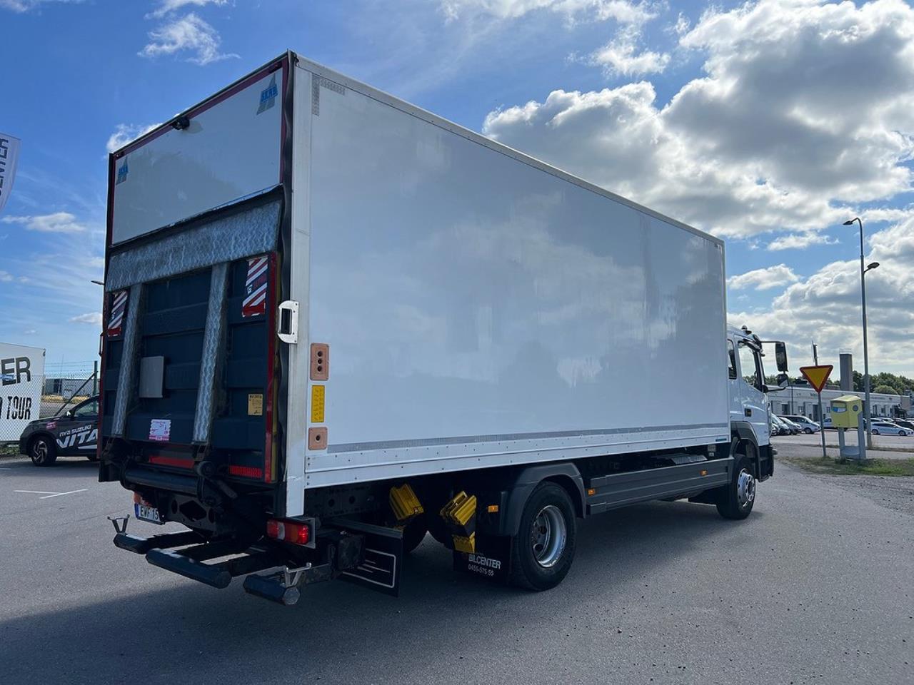 Mercedes-Benz Atego 1524L 4x2 Sovhytt Skåpbil Öppningsbarsida 2015 - Skåp