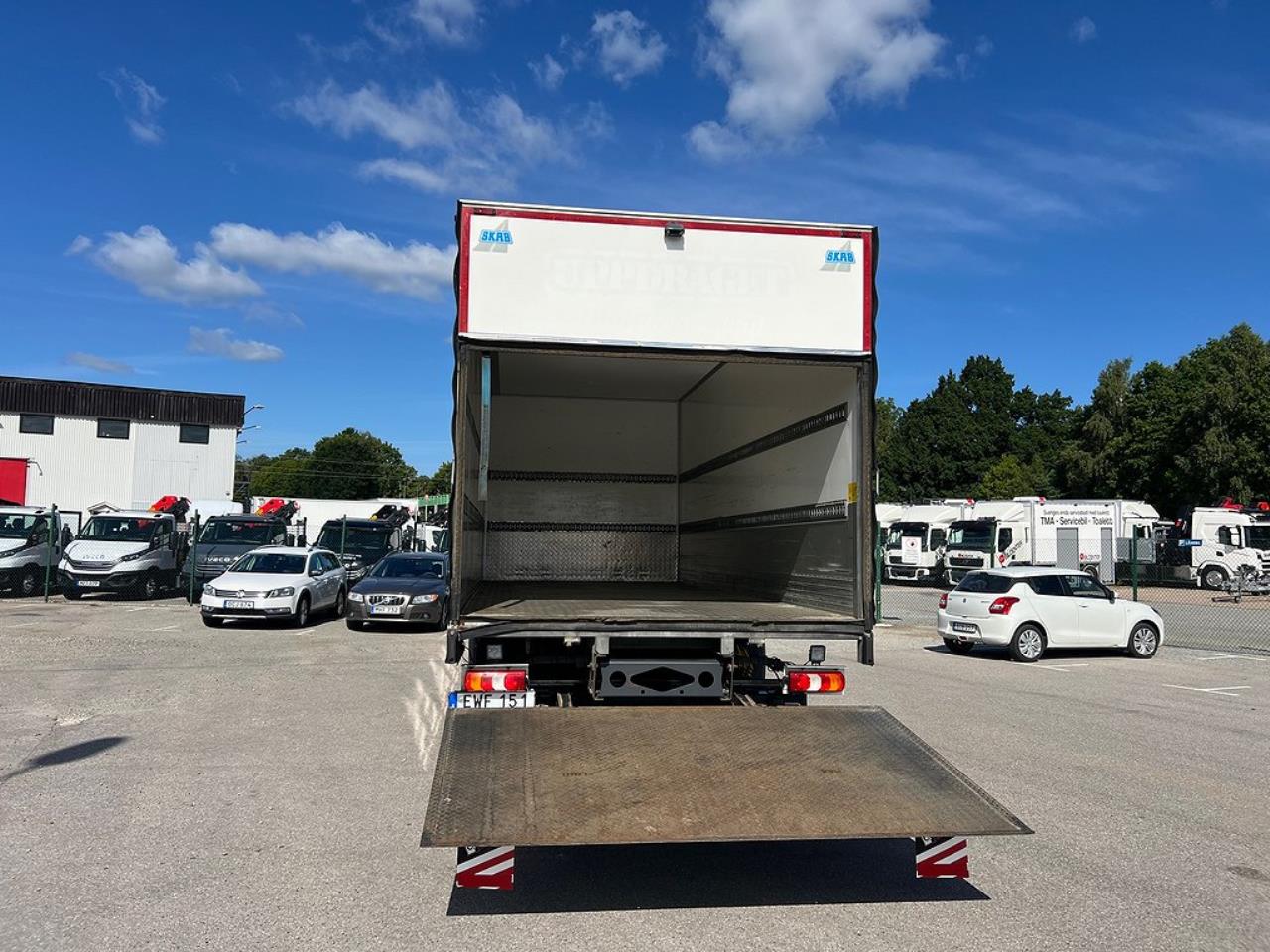Mercedes-Benz Atego 1524L 4x2 Sovhytt Skåpbil Öppningsbarsida 2015 - Skåp