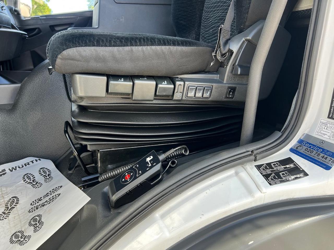 Mercedes-Benz Atego 1524L 4x2 Sovhytt Skåpbil Öppningsbarsida 2015 - Skåp