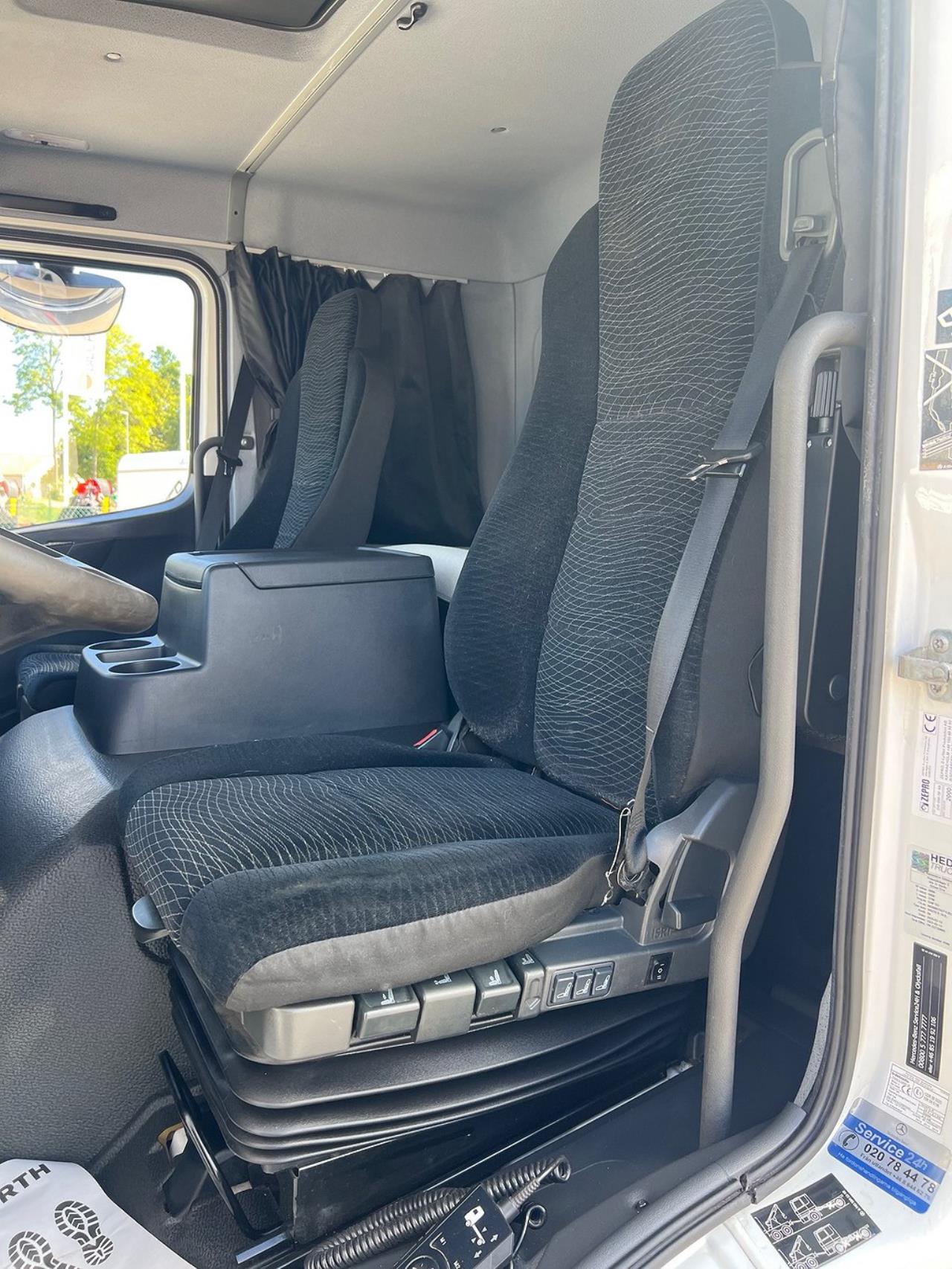 Mercedes-Benz Atego 1524L 4x2 Sovhytt Skåpbil Öppningsbarsida 2015 - Skåp