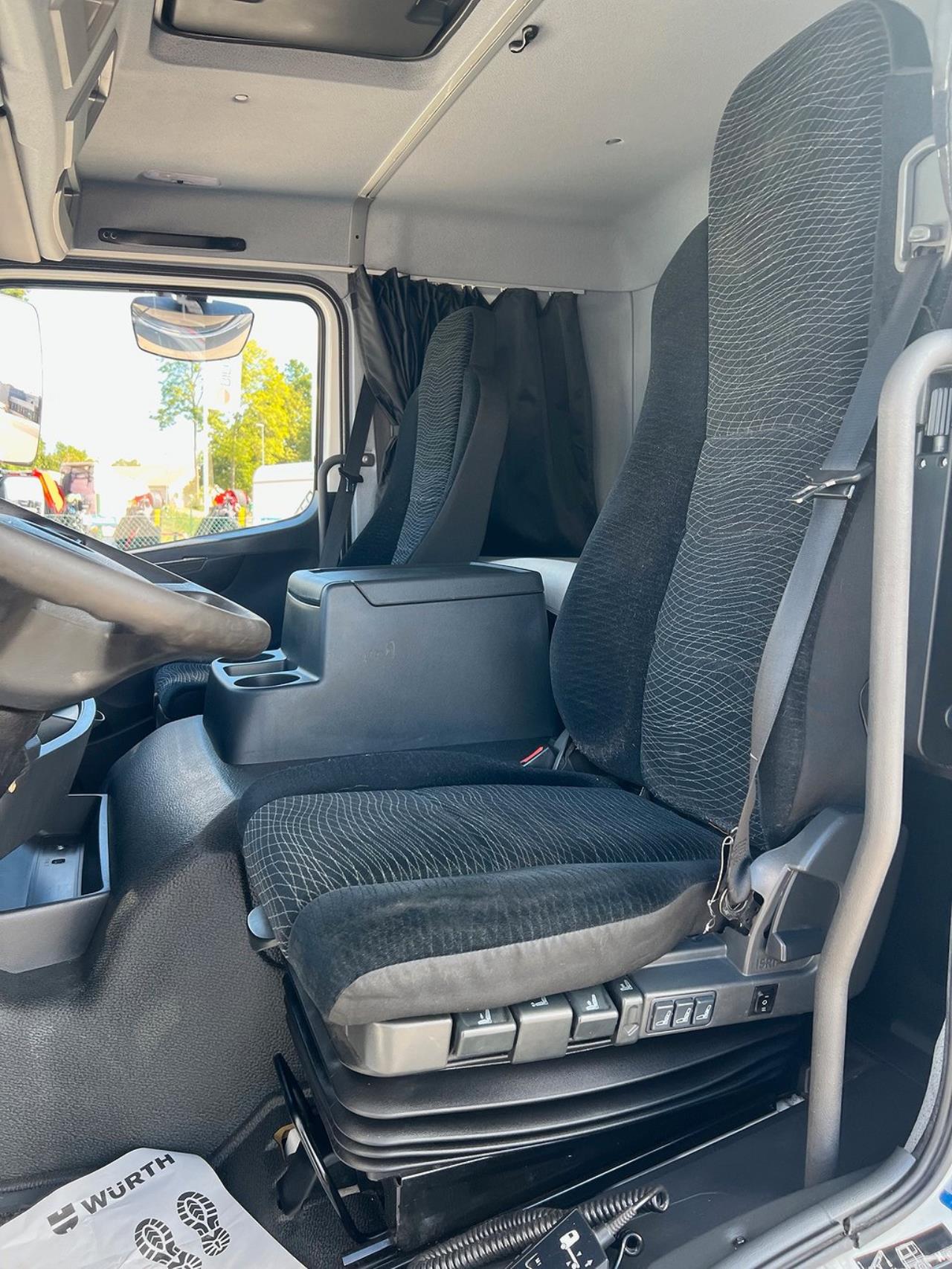 Mercedes-Benz Atego 1524L 4x2 Sovhytt Skåpbil Öppningsbarsida 2015 - Skåp