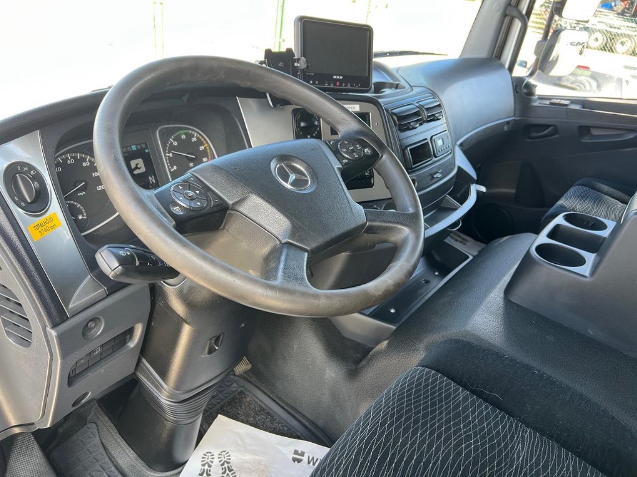 Mercedes-Benz Atego 1524L 4x2 Sovhytt Skåpbil Öppningsbarsida 2015 - Skåp