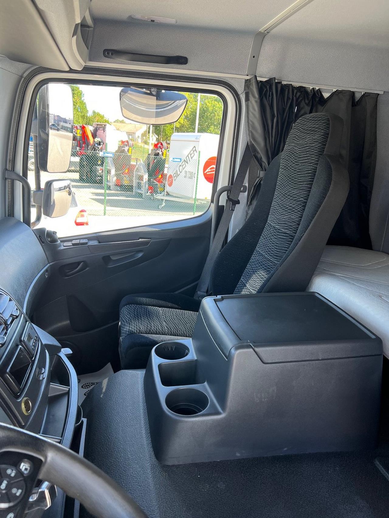 Mercedes-Benz Atego 1524L 4x2 Sovhytt Skåpbil Öppningsbarsida 2015 - Skåp